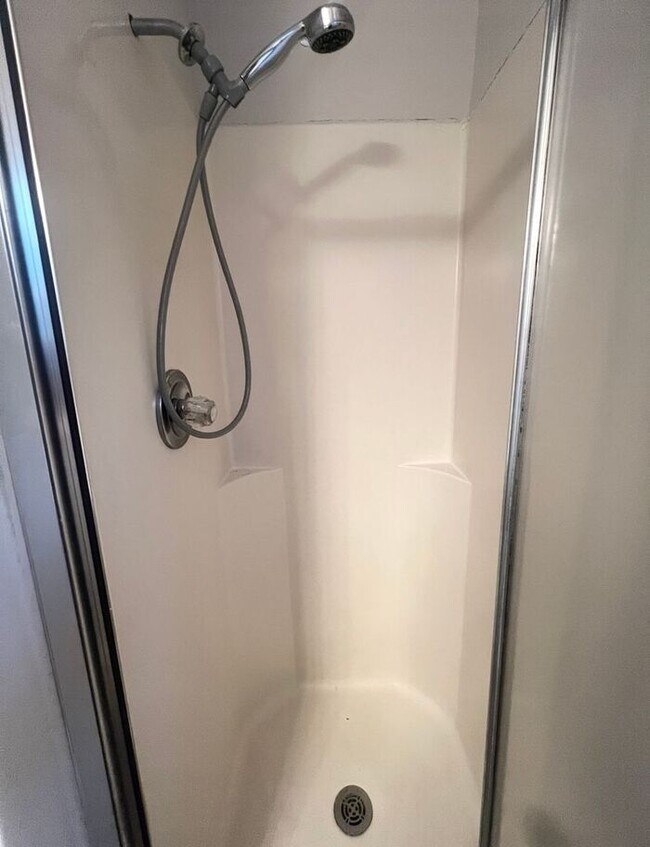 Building Photo - Brick one level home, Live Oak Tree, 3-4 bedrooms, fenced yard, deck.