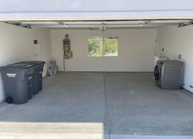 Building Photo - 3 bedrooms townhome in National City