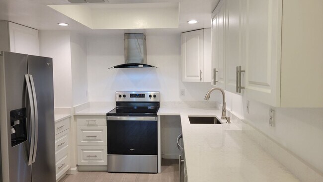 Building Photo - Annual unfurnished nicely renovated 2/2 villa near the Ringling Museum