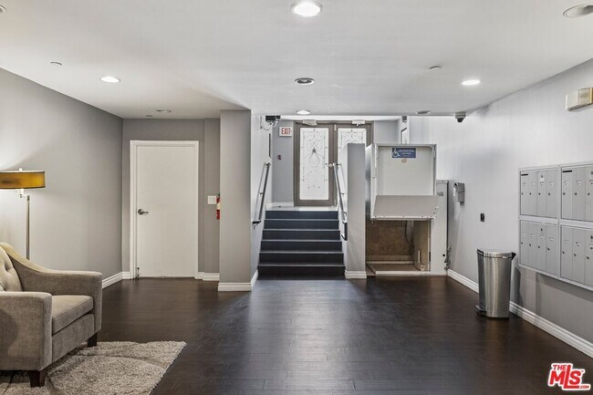 Building Photo - 123 S Clark Dr