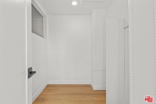 Building Photo - 3647 Grand View Blvd