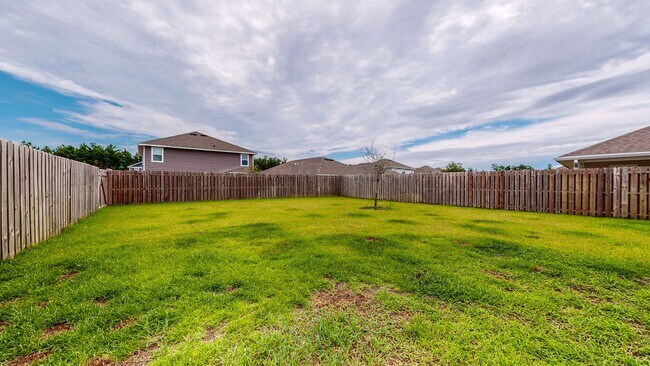 Building Photo - 5 Bedroom / 3 Bathroom Home  in Hammock Bay w/Fenced in Yard