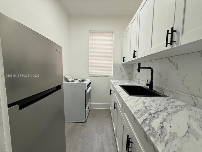 Building Photo - 1560 SW 5th St