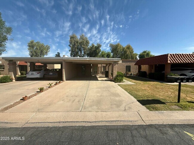 Building Photo - 2 bed, 1 bath Tempe Townhome