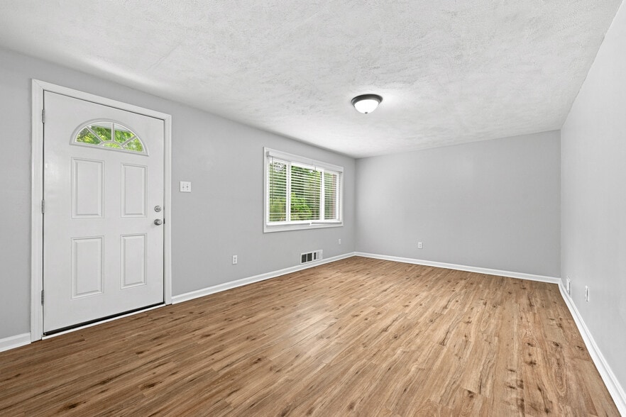 Building Photo - 56 Pointview Rd