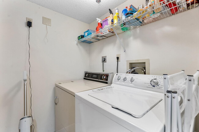 Building Photo - 7260 Kinghurst Dr