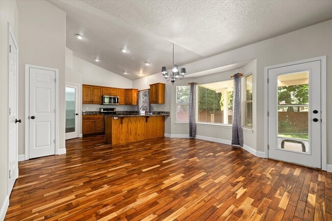 Building Photo - Beautifully Updated 4-Bedroom Home with 3-...