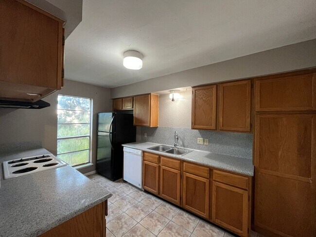 Building Photo - ONE BEDROOM LOFT TOWNHOME ON THE SOUTH SIDE!!