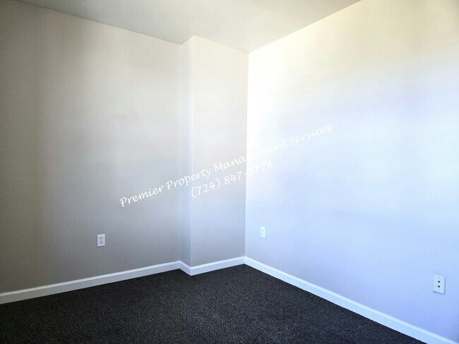 Building Photo - 211 E Wallace Ave