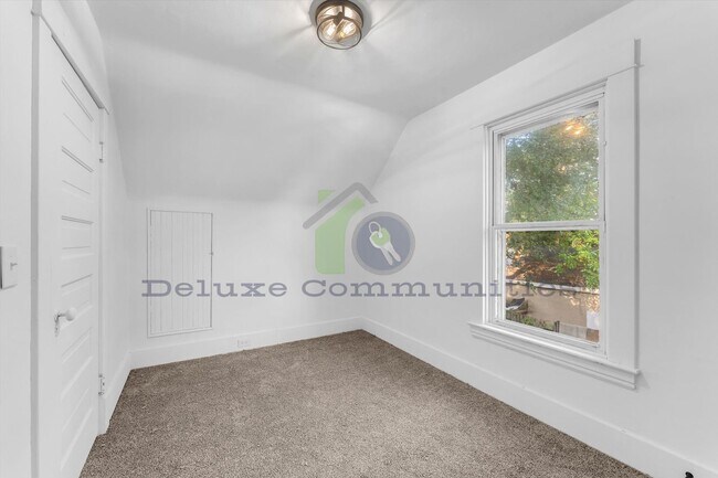 Building Photo - Remodeled 3BR + Flex Room | Steps from Leonard & Minutes to Downtown