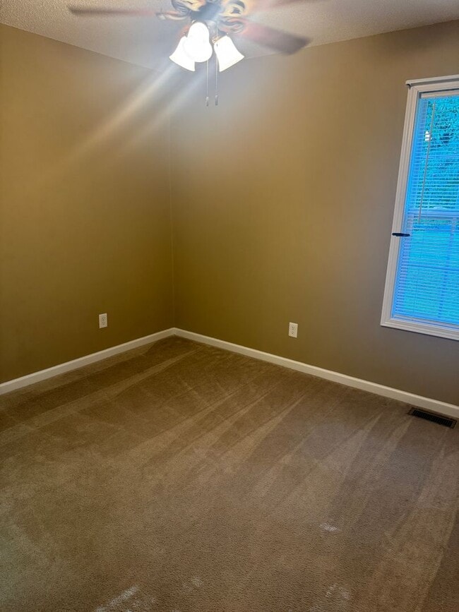 Building Photo - Charming one level home in a wonderful Bri...