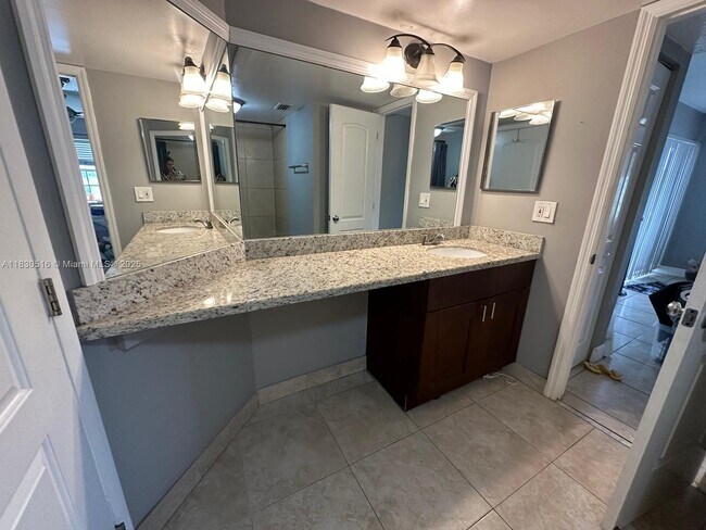 Building Photo - 2841 N Oakland Forest Dr