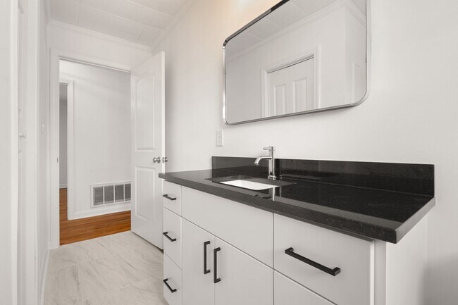 Building Photo - Newly Renovated Ranch-style Home