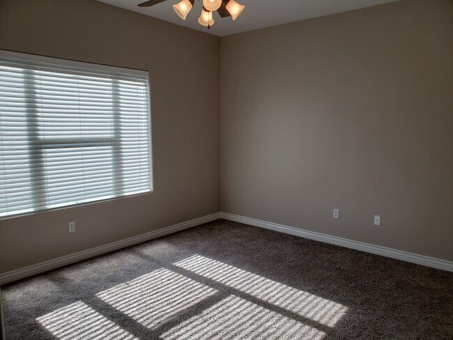 Building Photo - Beautiful 4 bed 2 bath home with 3 car gar...