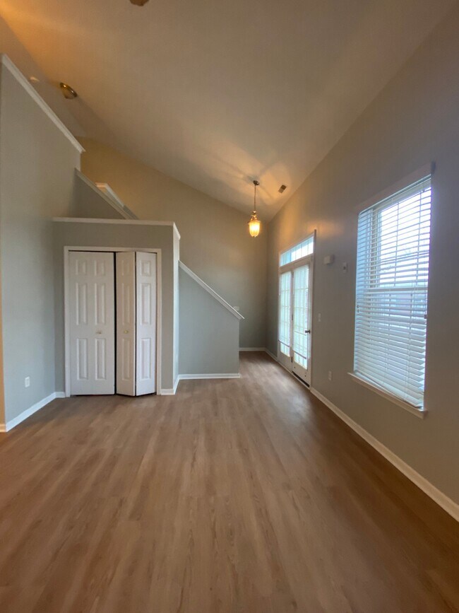 Building Photo - 1112 Fountain View Cir