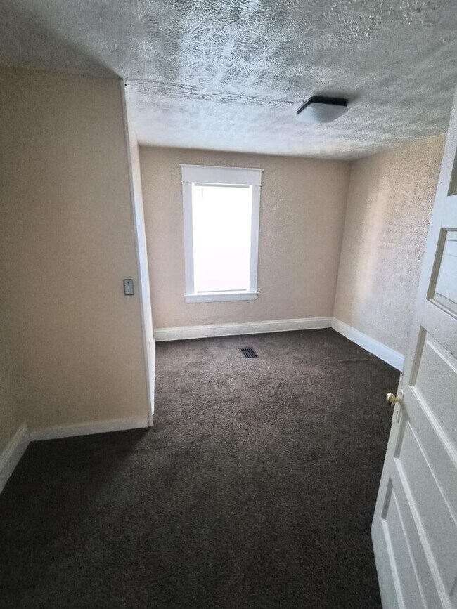 Building Photo - Spacious 3 Bedroom 1 Bath Located in East ...