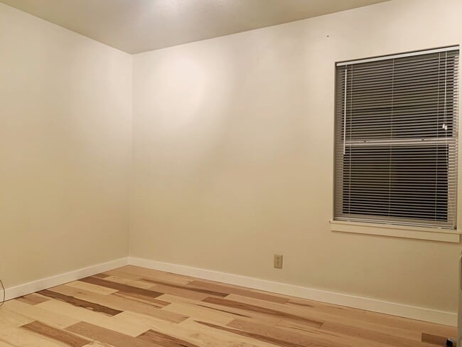 Building Photo - Remodeled and Roomy 2 bed