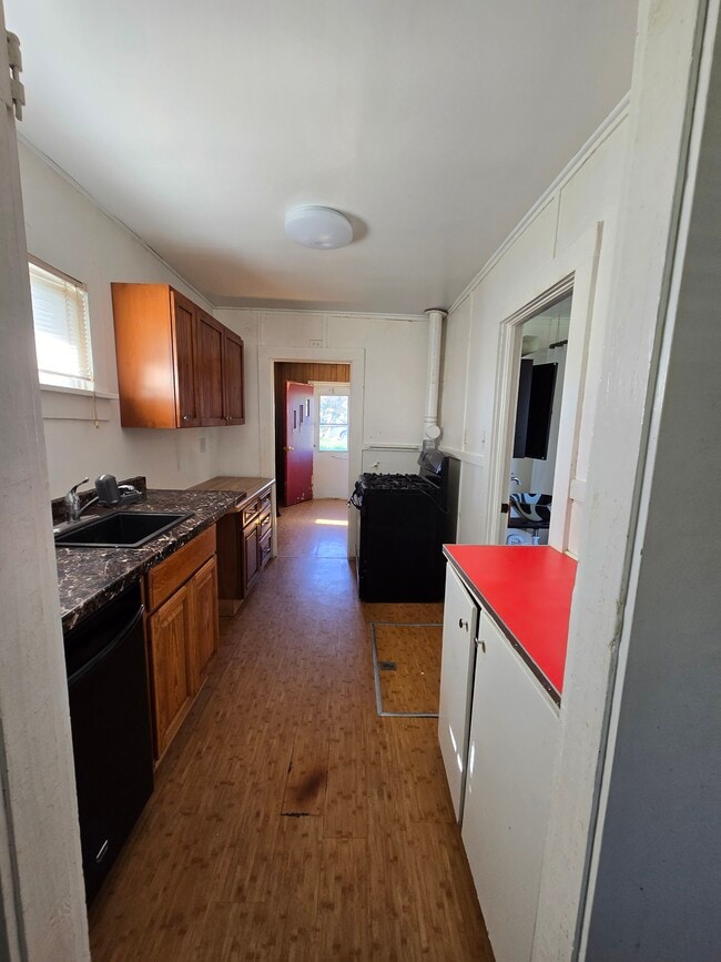 Building Photo - 409 3rd St S