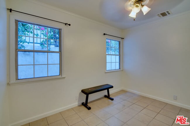 Building Photo - 10829 Kling St