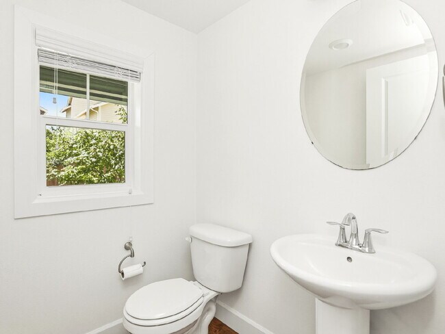 Building Photo - **Beautiful 4-Bedroom Home with A/C, Covered Outdoor Living & Designer Finishes in Bothell** Avai...