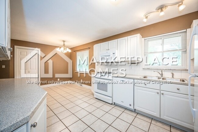 Building Photo - 2820 Oriole Dr