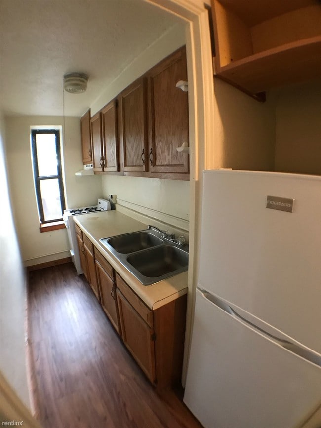 Building Photo - 1 br, 1 bath Apartment - 3310 Brownsville Rd