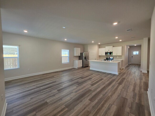 Building Photo - Brand new 5BR/3BA with Amenities Galore