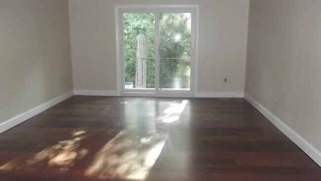 Building Photo - 11 Shadowbrook Ln