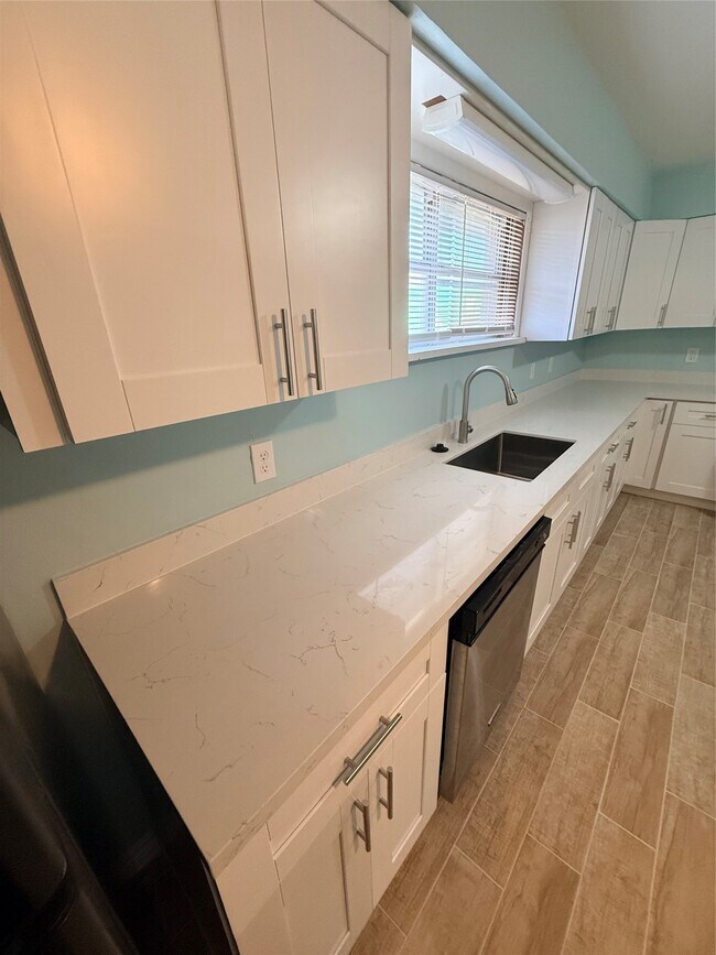 Building Photo - 5107 Avenue Q