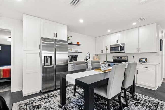 Building Photo - 5611 S Sheridan Rd