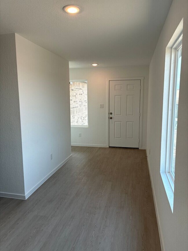 Building Photo - Charming 4 beds 2 baths in San Antonio!