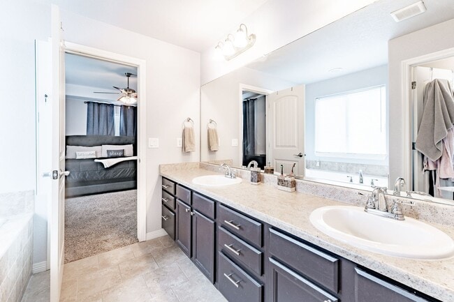 Building Photo - 4 Bed 4 Bath Home in Lorson Ranch!