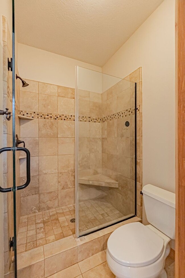 Building Photo - Beautiful- 5 bed/3 bath, 3 car garage and ...