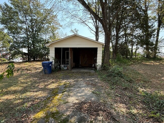 Building Photo - Walking Distance to Pell City Courthouse, ...