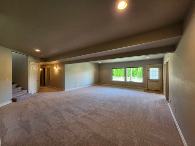 Building Photo - MOVE IN SPECIAL! Gorgeous Fully Furnished ...