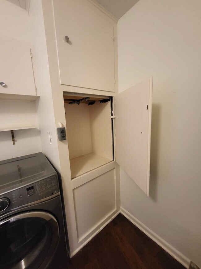 Building Photo - 5 Month lease available. Mid-century home ready for move-in