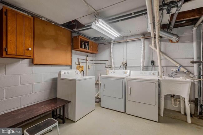 Building Photo - 871 Highland Ave