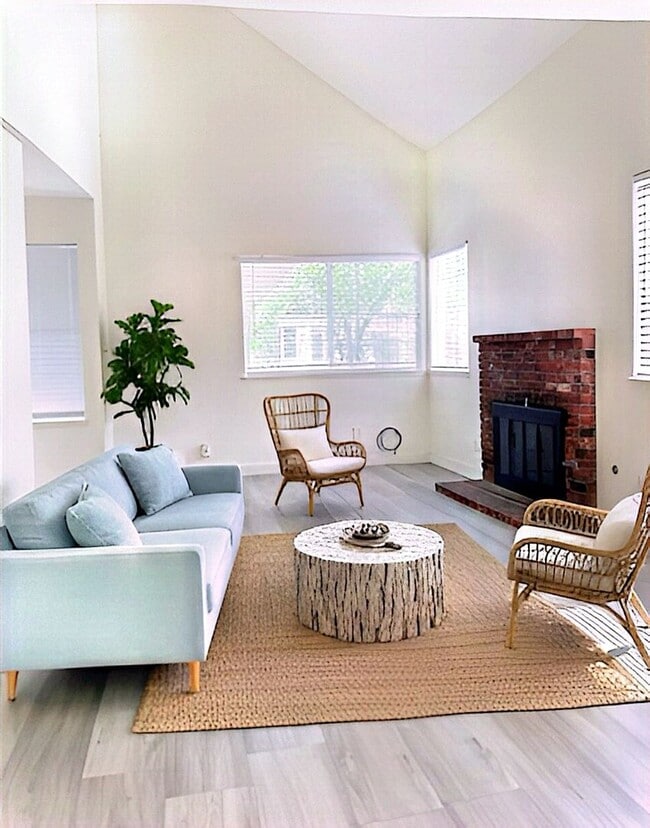 Building Photo - 2419 N Clark St