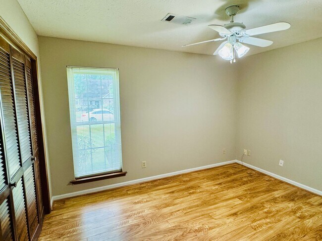 Building Photo - 3-Bedroom home is sure to captivate from t...