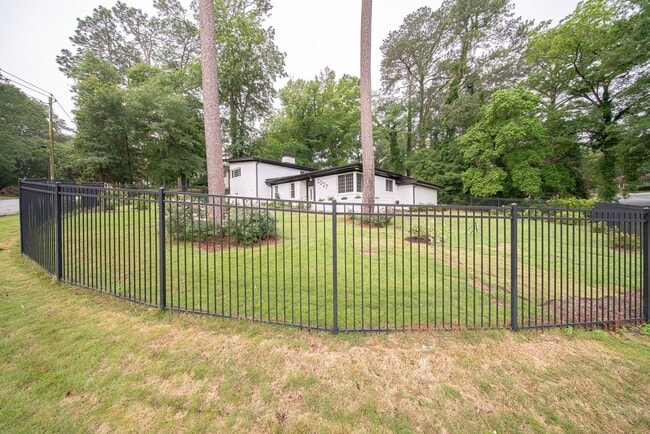 Building Photo - 4 bedroom/3 bath, 3711 sqft in Midtown!