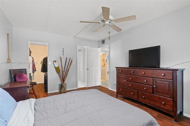 Building Photo - 3083 N Oakland Forest Dr