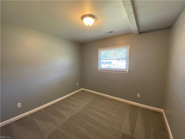 Building Photo - Four Bedroom Home in Virginia Beach