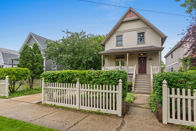 Primary Photo - 4317 N Kenneth Ave