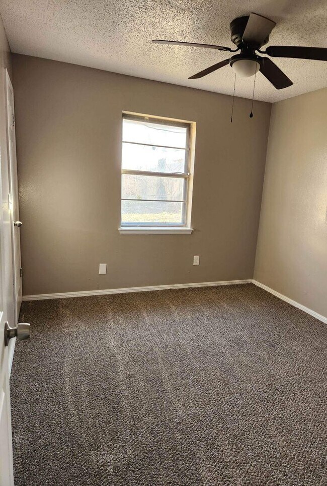 Building Photo - Charming 5 Bedroom!!