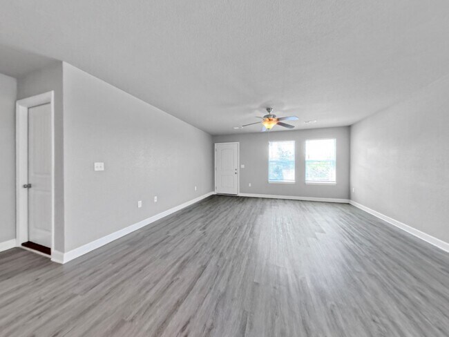 Building Photo - Beautiful Renovated Single Family Home | 3 BR/2BA Duplex| 1-Car Covered Parking |Spacious & Sunny...