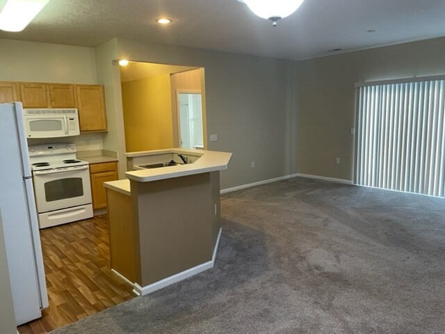 Building Photo - 850 Hidden Ridge Ct