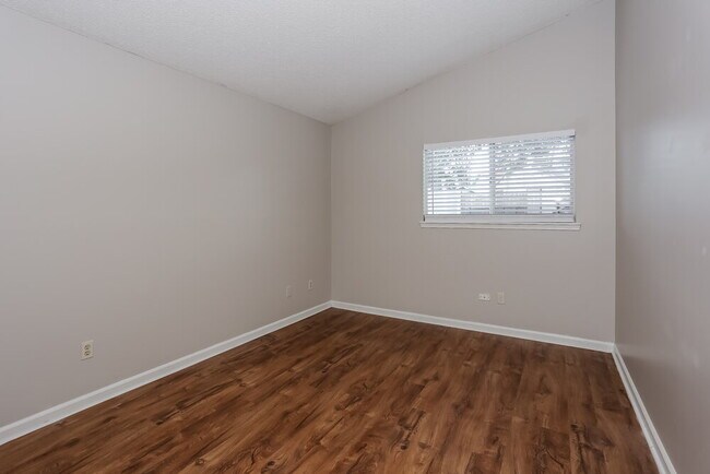 Building Photo - 2513 Townsquare Dr