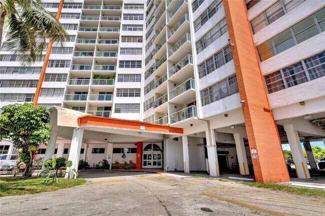 Building Photo - 1351 NE Miami Gardens Dr