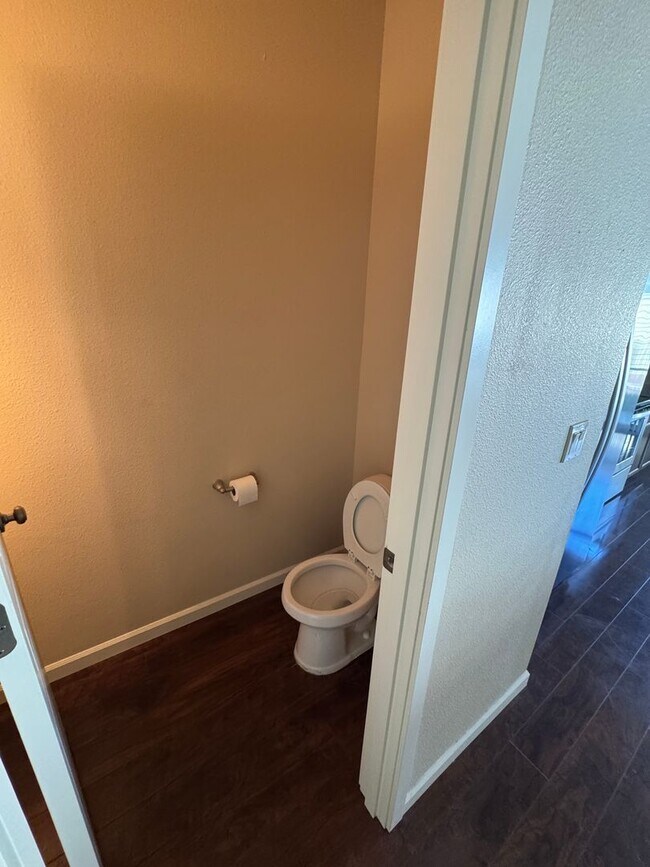 Building Photo - Amazing 3 bedroom home