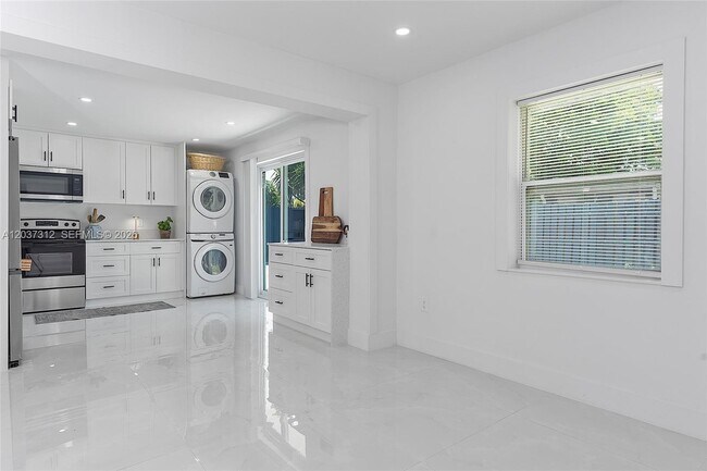 Building Photo - 1473 NE 30th Ct